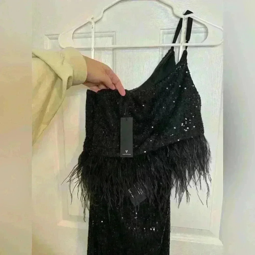 LULU’S NWT, shimmery perfection black sequin feather, one shoulder, size small - Picture 6 of 6